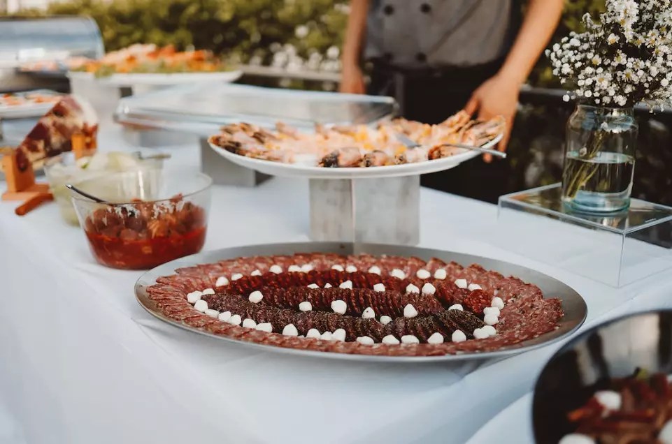 Catering barbacoas para bodas y otros eventos. Con catering y decoración para bodas y menús adaptados a cada pareja.